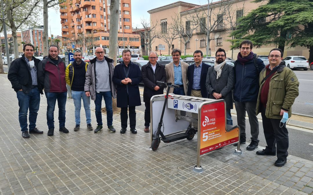 Lleida estrena el ‘Banc Parking 5G’, un projecte de mobiliari urbà que incorpora connectivitat 5G i places d’estacionament per a patinets